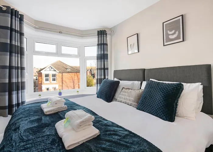 Spacious 3 Bed House, Netflix, Garden, Parking