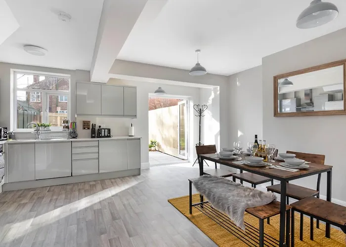 Spacious 3 Bed House, Netflix, Garden, Parking